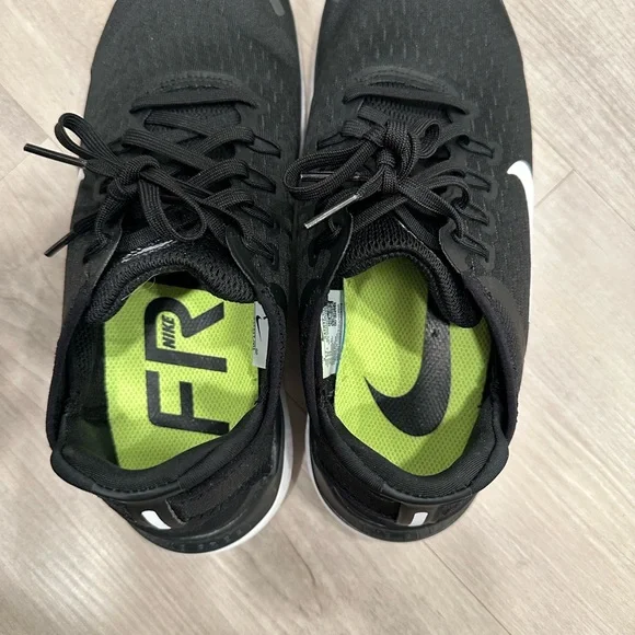 Nike Black Sneakers with Neon Green Insole - Picture 4 of 7